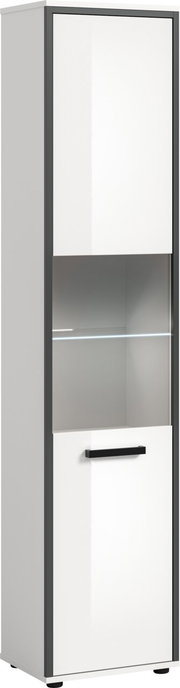 Hoher, schmaler Vitrinenschrank in Weiß mit anthrazitfarbenem Rahmen, mittigem Glaseinsatz und schwarzem Griff, in leichter Front-/Seitenansicht (3/4-Perspektive) freigestellt auf weißem Hintergrund.