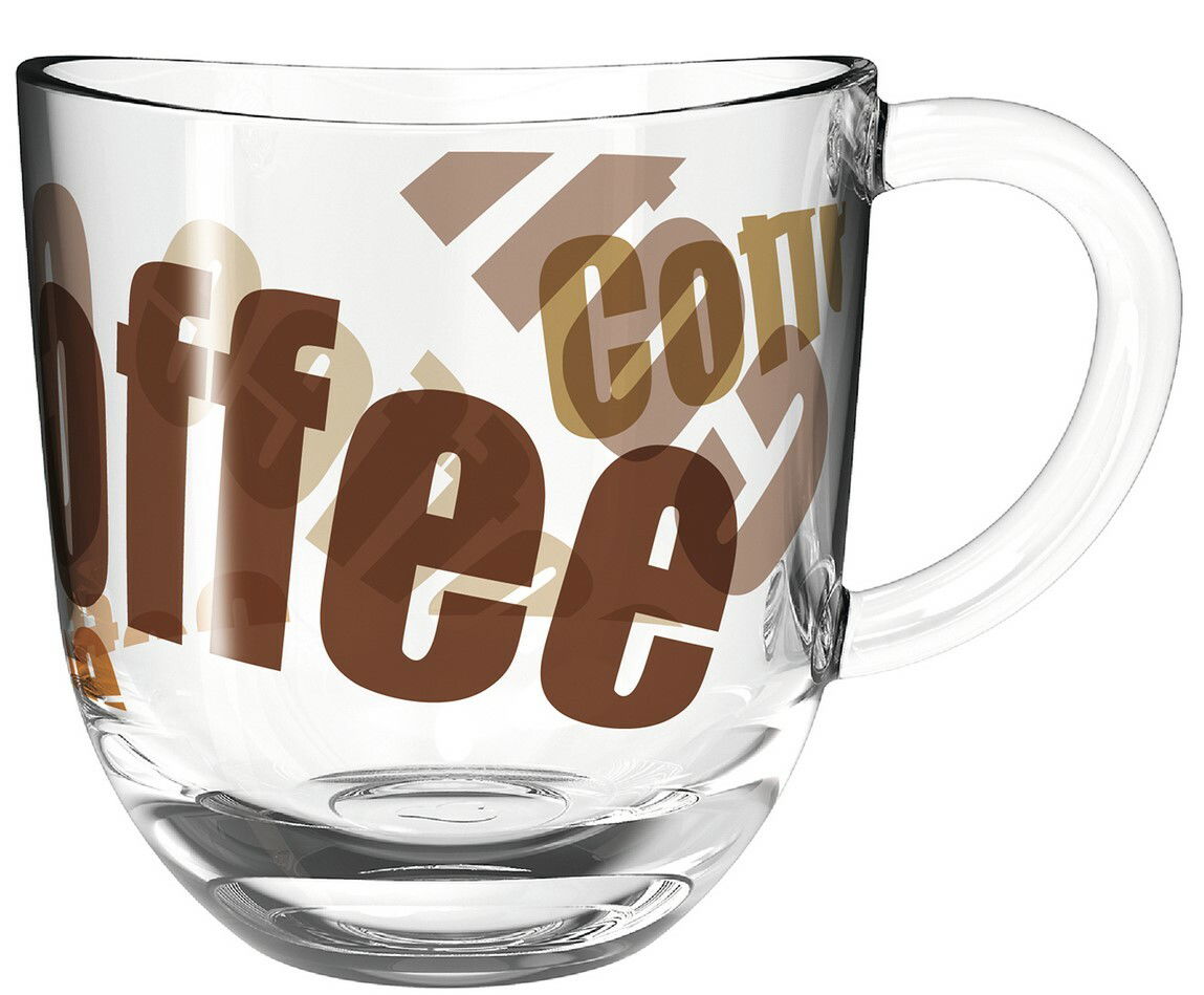 Transparente Tasse mit braunen und beigen Schriftzügen, die das Wort 'Coffee' zeigen, seitliche Perspektive.