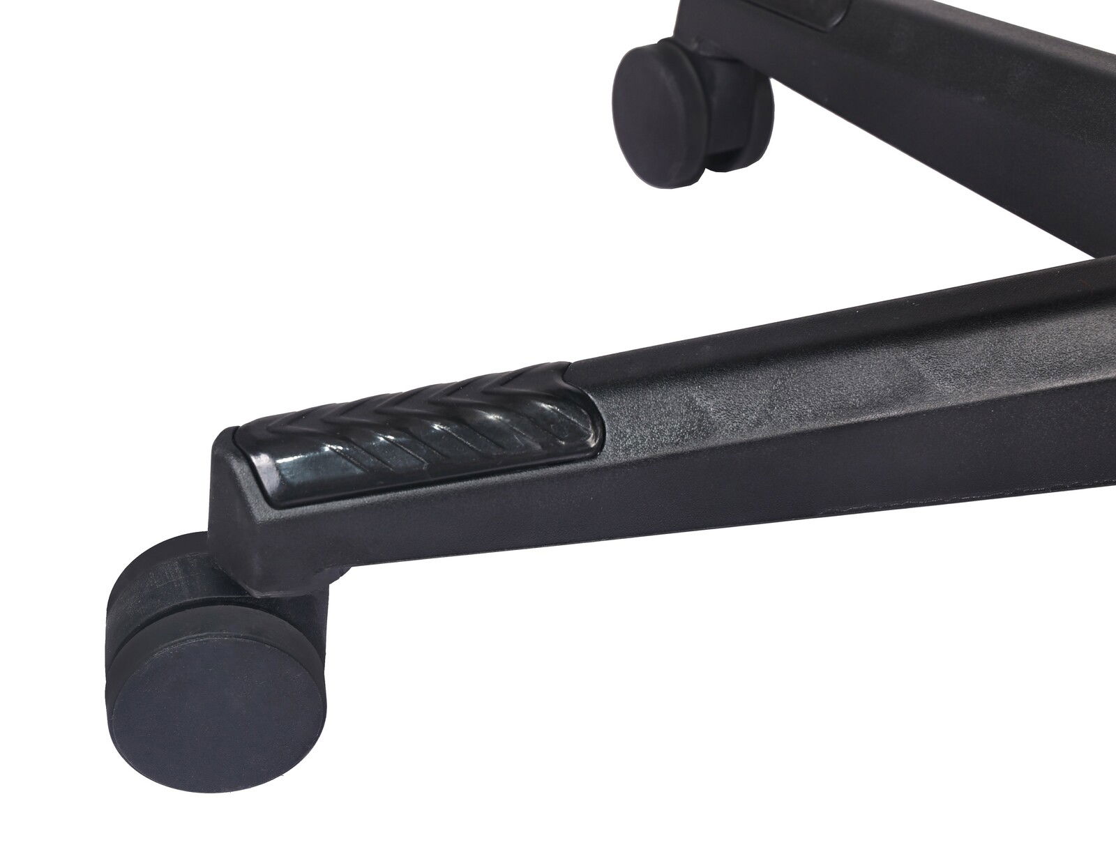 Nahaufnahme der Basis eines Gaming-Stuhls mit Rollen, seitliche Perspektive