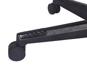 Nahaufnahme der Basis eines Gaming-Stuhls mit Rollen, seitliche Perspektive