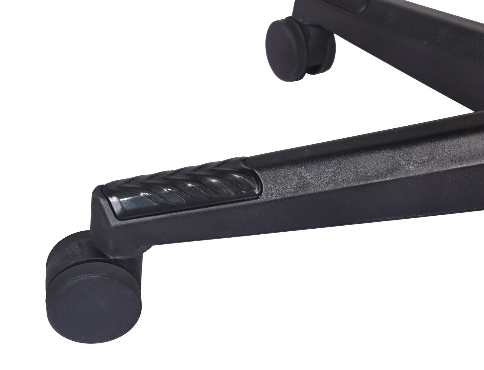 Nahaufnahme der Basis eines Gaming-Stuhls mit Rollen, seitliche Perspektive