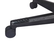 Nahaufnahme der Basis eines Gaming-Stuhls mit Rollen, seitliche Perspektive