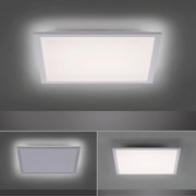 Rechteckige, flache LED-Deckenleuchte/Panel in Weiß mit umlaufendem Rahmen und diffuser Lichtfläche, eingeschaltet mit weichem Lichtkranz an der Decke, Ansicht von unten (Untersicht)