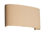 Beige, gebogene Wandleuchte/Wandlampe mit mattem Schirm, freigestellt auf weißem Hintergrund, Frontansicht leicht von links.