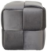 Grauer, gepolsterter Hocker in Würfelform, seitliche Perspektive