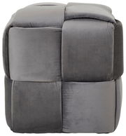 Grauer, gepolsterter Hocker in Würfelform, seitliche Perspektive