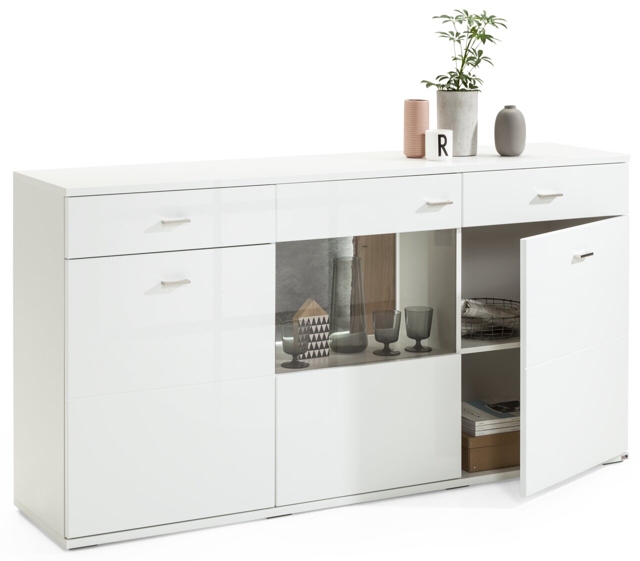 Weißes Sideboard mit drei Schubladen und mehreren Fächern, teilweise mit Glastüren, dekoriert mit Pflanzen und Vasen, Perspektive von vorne links