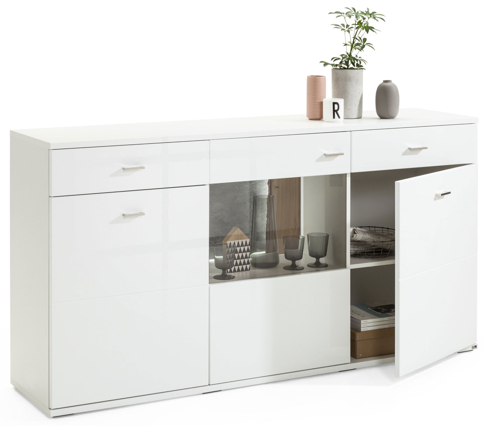 Weißes Sideboard mit drei Schubladen und mehreren Fächern, teilweise mit Glastüren, dekoriert mit Pflanzen und Vasen, Perspektive von vorne links