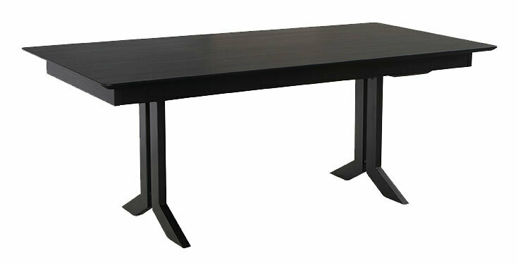 Moderner schwarzer Esstisch aus Holz mit rechteckiger Tischplatte und stabilen Doppelsäulenbeinen, seitliche Perspektive.