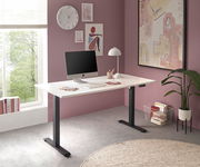 Moderner E-Schreibtisch in einem stilvoll eingerichteten Raum mit lila Wänden, einem großen Fenster und dekorativen Kunstwerken. Der Schreibtisch ist weiß mit schwarzen Beinen und bietet Platz für einen Computer und Schreibtischutensilien. Perspektive: se