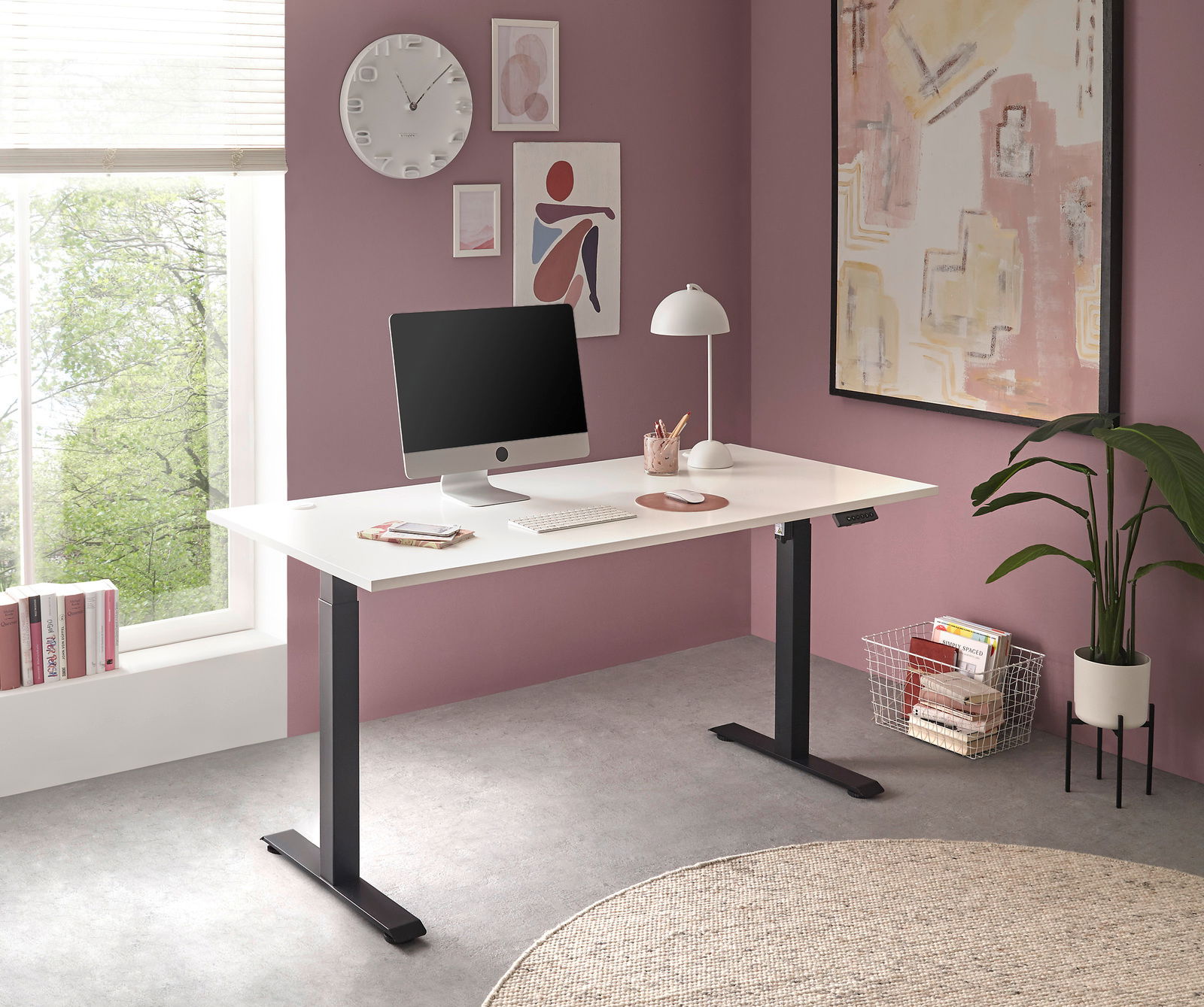 Moderner E-Schreibtisch in einem stilvoll eingerichteten Raum mit lila Wänden, einem großen Fenster und dekorativen Kunstwerken. Der Schreibtisch ist weiß mit schwarzen Beinen und bietet Platz für einen Computer und Schreibtischutensilien. Perspektive: se