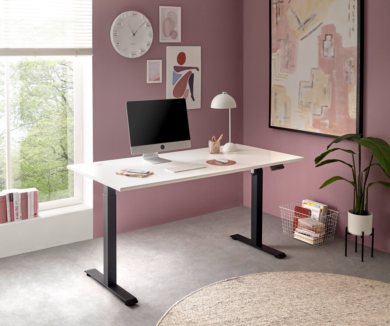 Modern elektrisch bureau in een stijlvol ingerichte ruimte met paarse muren, een groot raam en decoratieve kunstwerken. Het bureau is wit met zwarte poten en biedt ruimte voor een computer en bureauaccessoires. Perspectief: zijaanzicht.