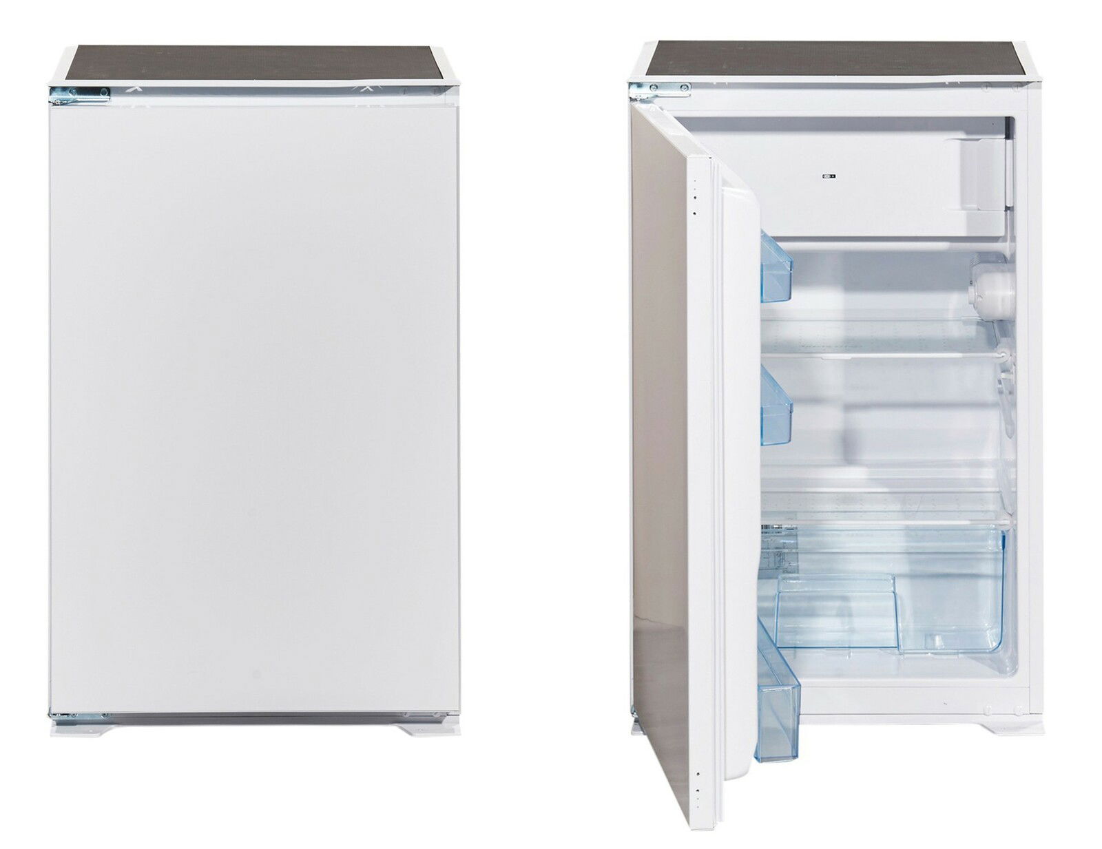 Zwei Ansichten eines weißen Kühlschranks, eine von vorne geschlossen und eine von vorne mit geöffneter Tür, die das Innere zeigt.