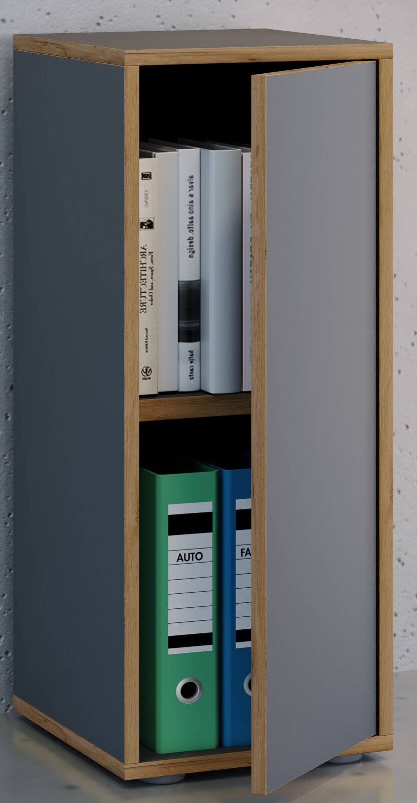 Schmaler Aktenschrank aus Holz mit grauen Fronten, halb geöffneter Tür und sichtbaren Ordnern und Büchern, fotografiert in schräger Vorderansicht (3/4-Perspektive)