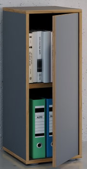 Schmaler Aktenschrank aus Holz mit grauen Fronten, halb geöffneter Tür und sichtbaren Ordnern und Büchern, fotografiert in schräger Vorderansicht (3/4-Perspektive)