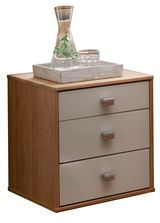 Moderner Nachtschrank mit drei Schubladen in Holzoptik, darauf eine Glasvase und ein Tablett, seitliche Perspektive.
