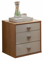 Moderner Nachtschrank mit drei Schubladen in Holzoptik, darauf eine Glasvase und ein Tablett, seitliche Perspektive.