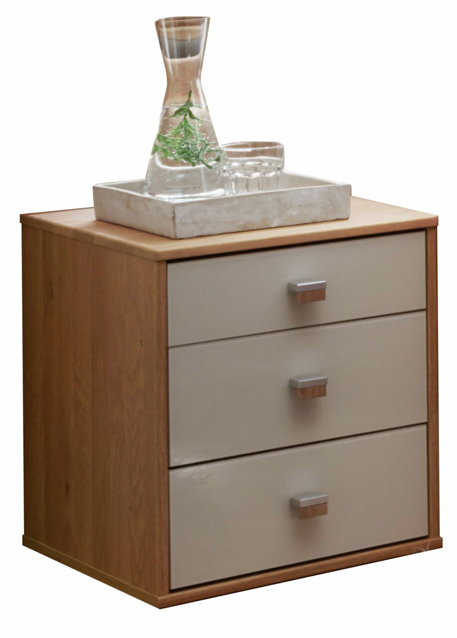 Moderner Nachtschrank mit drei Schubladen in Holzoptik, darauf eine Glasvase und ein Tablett, seitliche Perspektive.