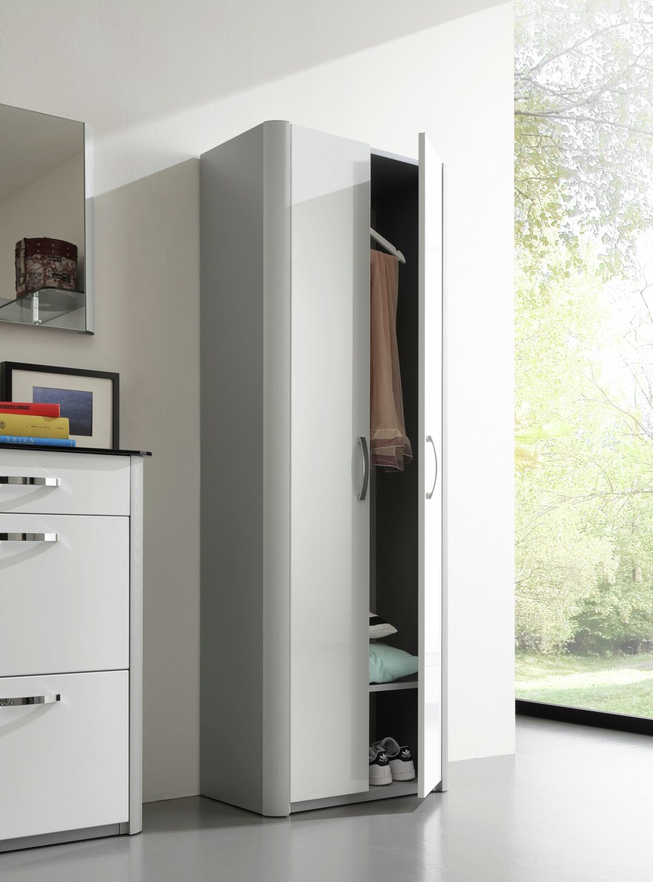 Mehrzweckschrank in moderner, schmaler Bauweise mit teilweise geöffneter Tür, seitliche Perspektive