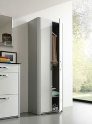 Mehrzweckschrank in moderner, schmaler Bauweise mit teilweise geöffneter Tür, seitliche Perspektive