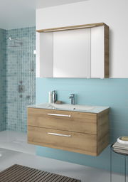 Moderner Badblock mit Holzoptik und zwei Schubladen, kombiniert mit einem weißen Spiegelschrank, aus der Perspektive eines Betrachters im Badezimmer.