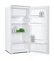 Weißer Kühlschrank mit geöffnetem Türanschlag, Frontansicht leicht schräg von links; Innenraum mit Gefrierfach oben, Glasablagen und Türfächern, teilweise mit Flaschen und Trauben bestückt.