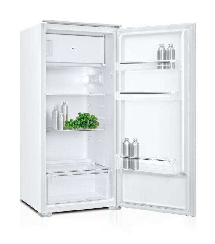 Weißer Kühlschrank mit geöffnetem Türanschlag, Frontansicht leicht schräg von links Innenraum mit Gefrierfach oben, Glasablagen und Türfächern, teilweise mit Flaschen und Trauben bestückt.