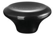 Schwarzer Deckelknopf aus Nickel mit der Aufschrift 'Le Creuset', seitliche Perspektive