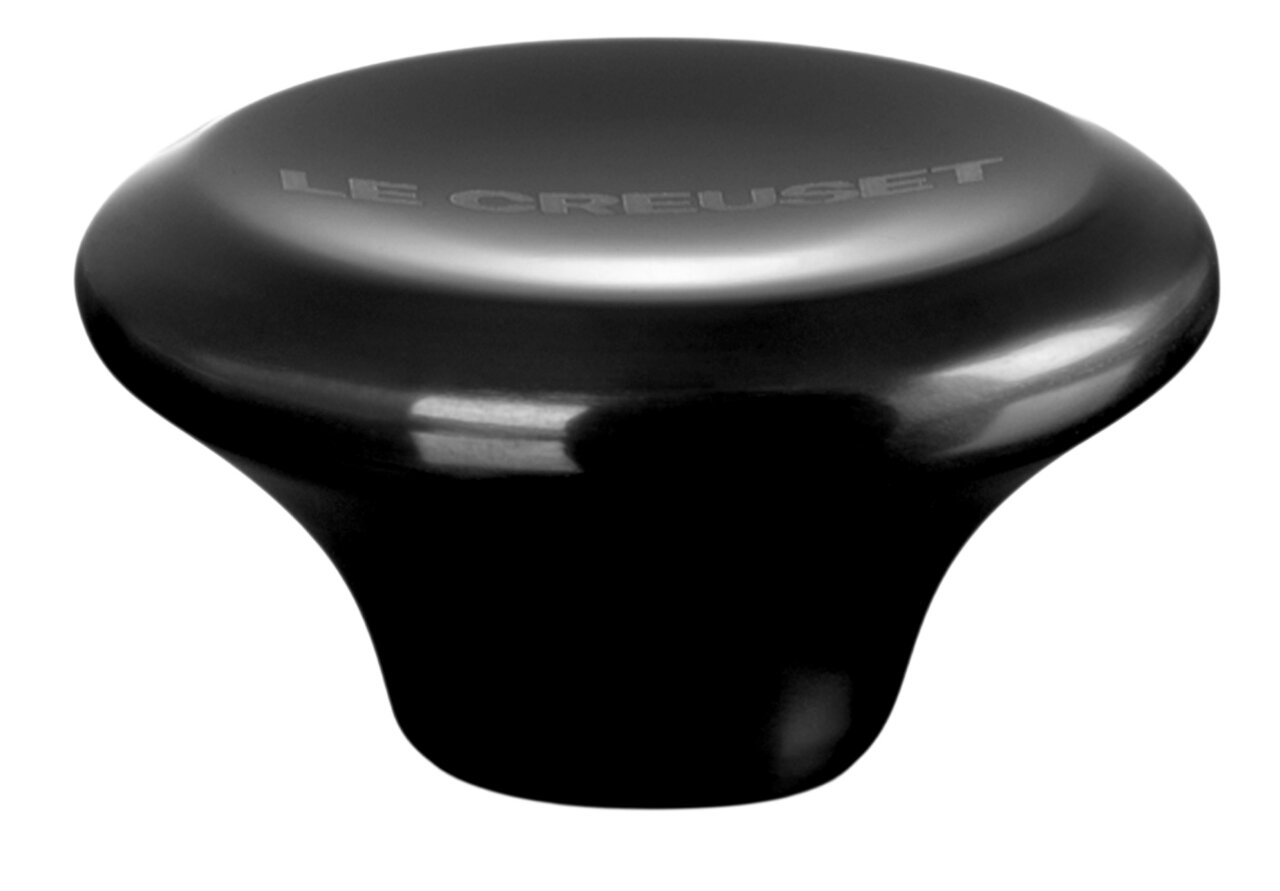 Schwarzer Deckelknopf aus Nickel mit der Aufschrift 'Le Creuset', seitliche Perspektive