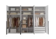 Großer weißer Kleiderschrank mit geöffneten Türen, geräumigen Fächern, Kleiderstangen und Schubladen, frontal von vorne dargestellt und mit Kleidung, Schuhen sowie Aufbewahrungsboxen bestückt