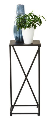 Moderner Beistelltisch mit schwarzem Metallgestell und quadratischer Tischplatte, darauf eine blaue Vase und ein weißer Blumentopf mit grüner Pflanze, frontal betrachtet.