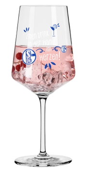 Frontalansicht eines eleganten Weinglases mit rosafarbenem Getränk, Eiswürfeln und roten Beeren, verziert mit FC-Schalke-04-Logos und dem Spruch „Einen Drink in der Hand, S04 im Herzen!“
