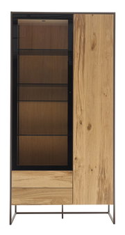 Frontansicht der Vitrine Venjakob TAGENA mit einer Kombination aus Glas- und Holztüren, modernem Design und Metallrahmen.