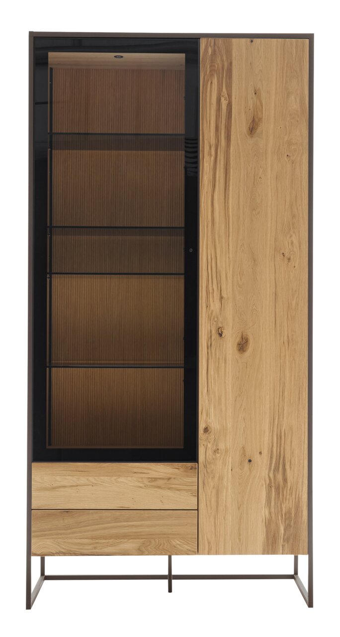 Frontansicht der Vitrine Venjakob TAGENA mit einer Kombination aus Glas- und Holztüren, modernem Design und Metallrahmen.