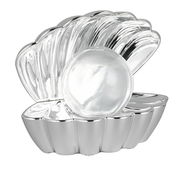 Silberne Tischleuchte in Form einer geöffneten Muschel mit einer leuchtenden Kugel im Inneren, seitliche Perspektive.