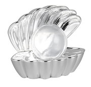 Silberne Tischleuchte in Form einer geöffneten Muschel mit einer leuchtenden Kugel im Inneren, seitliche Perspektive.