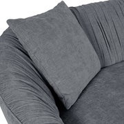 Graues Megasofa mit runder Form, Nahaufnahme von Kissen und Rückenlehne, seitliche Perspektive