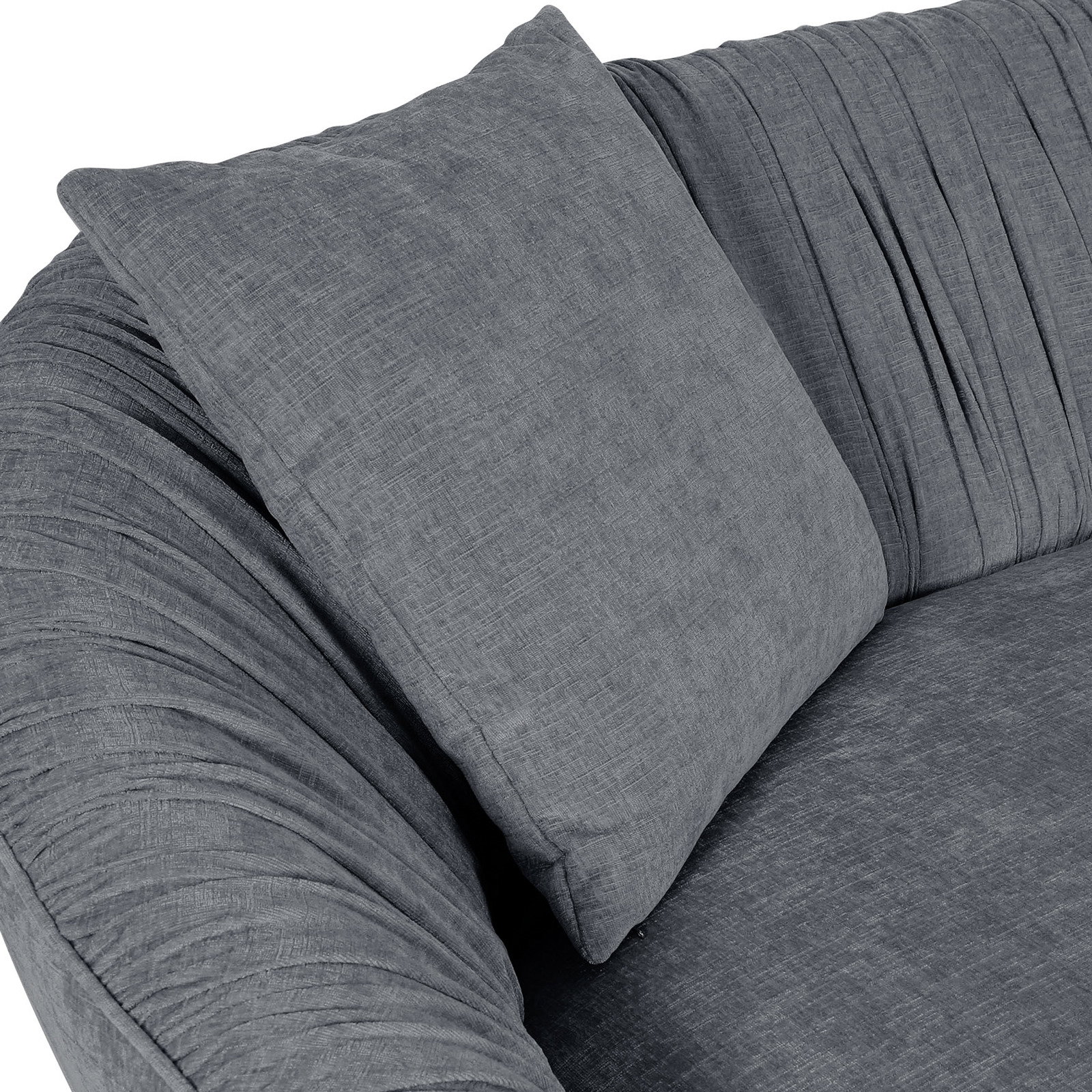 Graues Megasofa mit runder Form, Nahaufnahme von Kissen und Rückenlehne, seitliche Perspektive