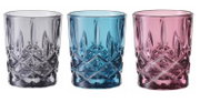 Drei facettierte Trinkgläser aus farbigem Glas (grau, blau, rosa) mit diamantförmigem Reliefmuster, frontal in Augenhöhe vor weißem Hintergrund abgebildet.