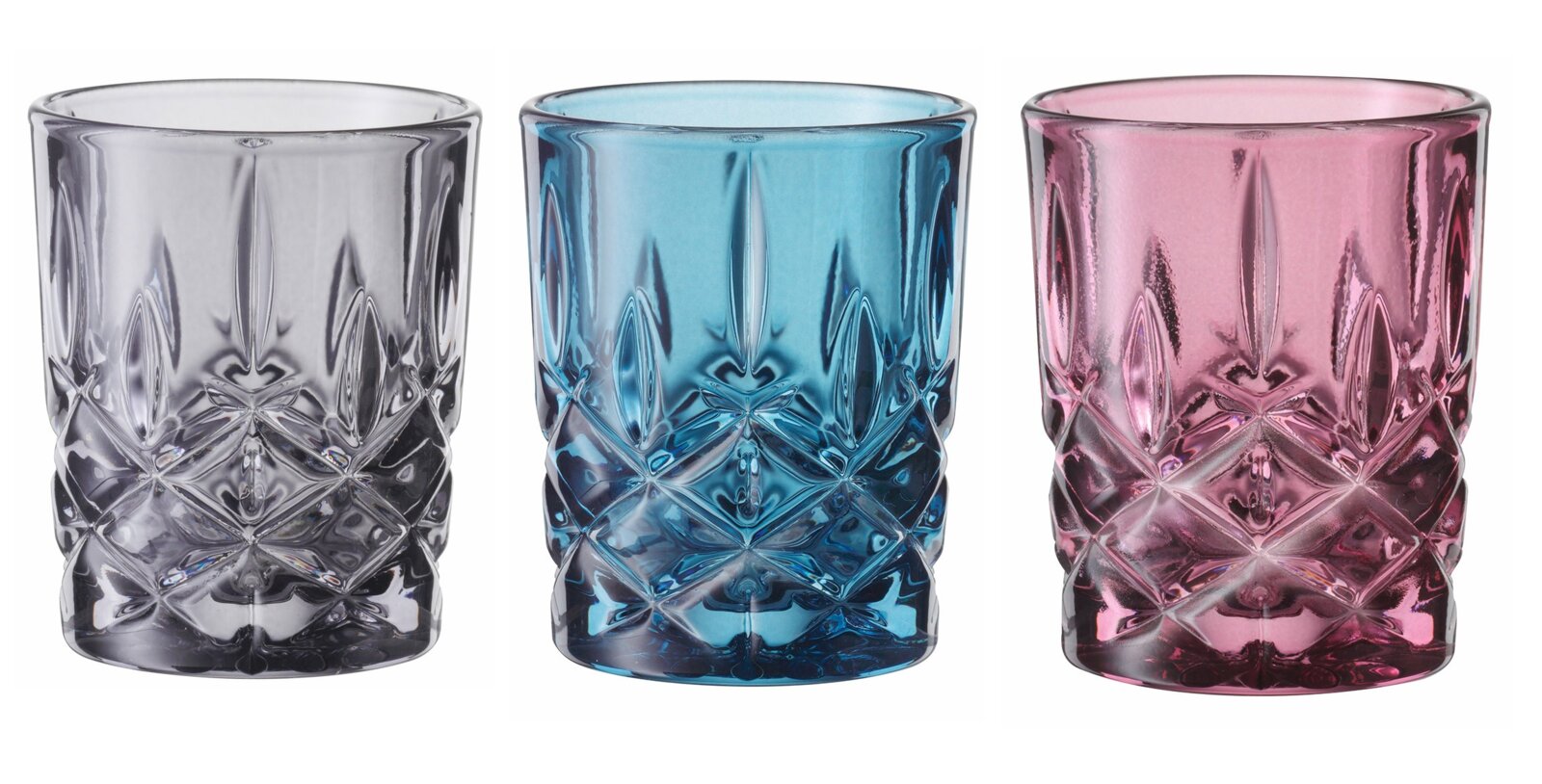 Drei facettierte Trinkgläser aus farbigem Glas (grau, blau, rosa) mit diamantförmigem Reliefmuster, frontal in Augenhöhe vor weißem Hintergrund abgebildet.