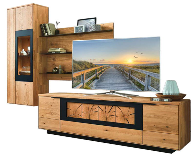 Wandkombination aus Holz mit modernem Design, bestehend aus einem TV-Schrank, einem Hängeschrank und Regalen, frontal betrachtet.