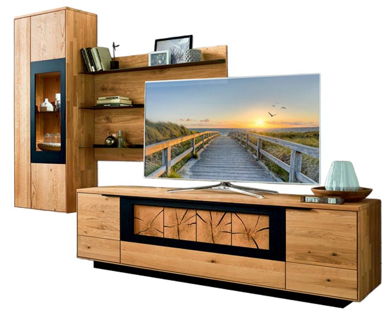 Wandkombination aus Holz mit modernem Design, bestehend aus einem TV-Schrank, einem Hängeschrank und Regalen, frontal betrachtet.
