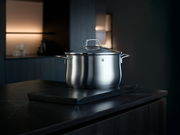 Edelstahl-Topf mit Deckel aus der Brillant-Serie, seitliche Perspektive auf einer dunklen Küchenarbeitsplatte.
