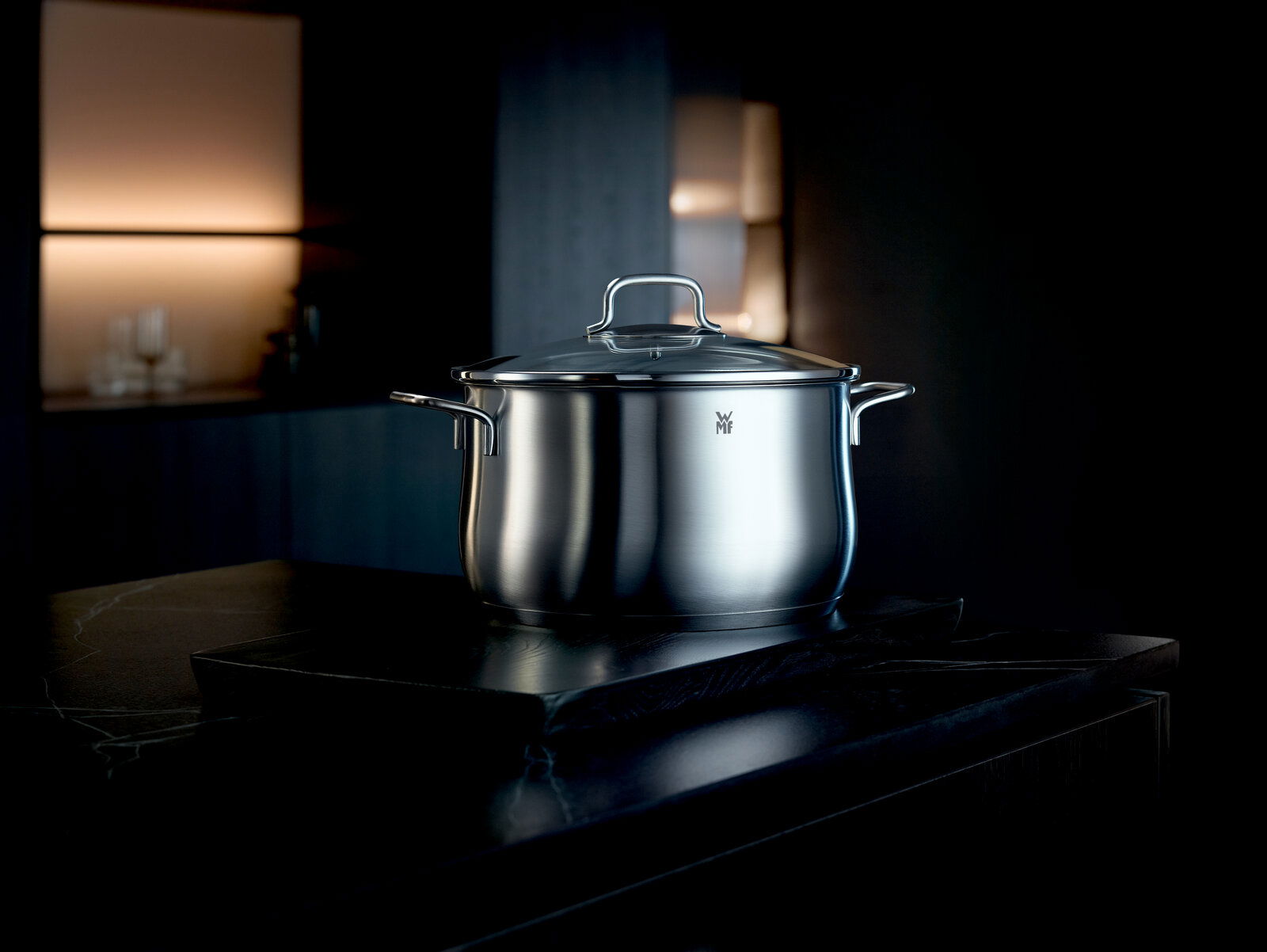 Edelstahl-Topf mit Deckel aus der Brillant-Serie, seitliche Perspektive auf einer dunklen Küchenarbeitsplatte.