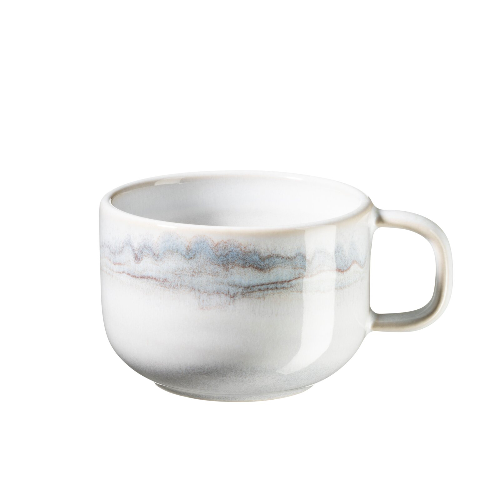 Weiße Keramik-Kaffeetasse mit rundem Henkel und dezenter blau-grauer Verlaufsglasur, freigestellt auf weißem Hintergrund, Seitenansicht leicht von oben