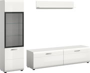 Modernes weißes Wohnzimmermöbel-Set mit hoher Vitrine mit Glastür und Glasböden, niedrigem TV-Lowboard mit zwei Klappen und Wandregal, dargestellt in Frontansicht mit leichter Schrägperspektive