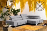 Graues Ecksofa mit Ottomane rechts, moderne Wohnzimmerumgebung, Blick von vorne.