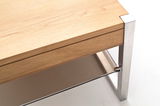 Detailansicht eines Couchtisches mit Holzplatte und Metallbeinen aus der Perspektive von oben.