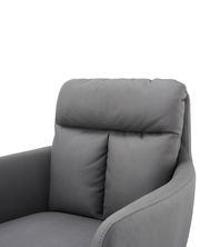 Grauer Armlehnstuhl aus der Seitenperspektive mit gepolsterter Rückenlehne und Armlehnen.