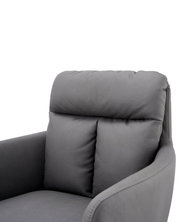 Grijze fauteuil gezien vanuit de zijkant, met gestoffeerde rugleuning en armleuningen.
